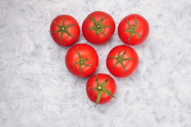 Tomates rouges mûres sur table