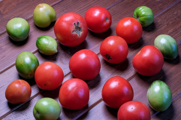 Tomates rouges mûres et vertes