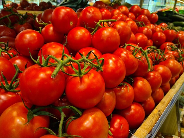 Photo tomates rouges organisées dans le supermarché fruits et vitamines