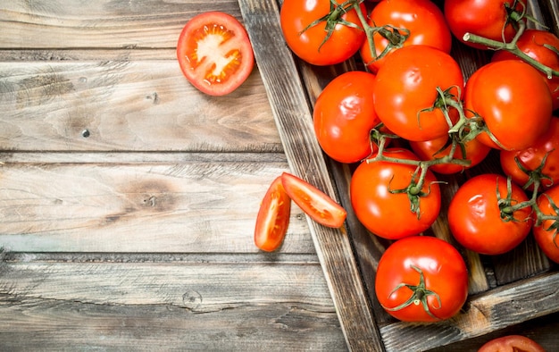 Tomates rouges parfumées sur plateau