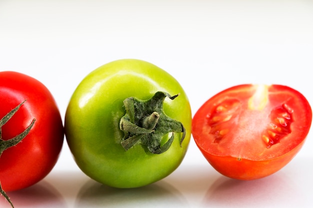 tomates rouges et vertes sur le sol.