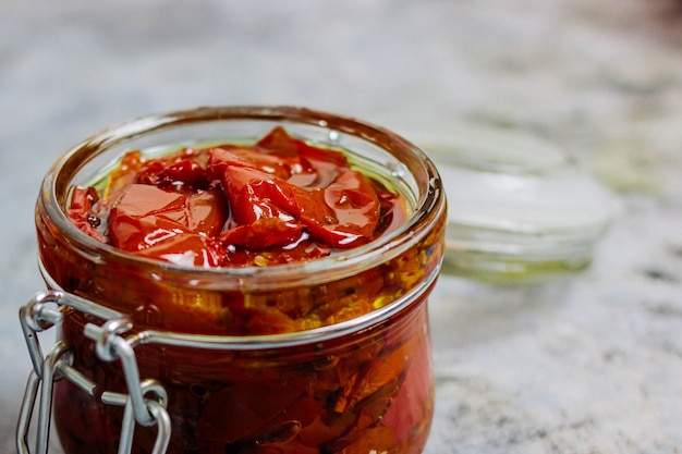 TOMATES SÉCHÉES AU SOLEIL À L'HUILE D'OLIVE EN POT