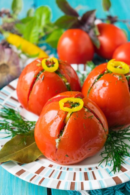 Tomates salées au piment et à l'aneth Entrée froide de tomates Tomates marinées