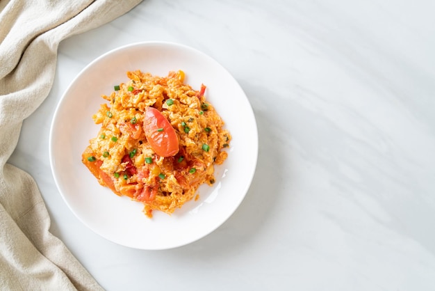 Tomates sautées aux œufs ou Oeufs brouillés aux tomates