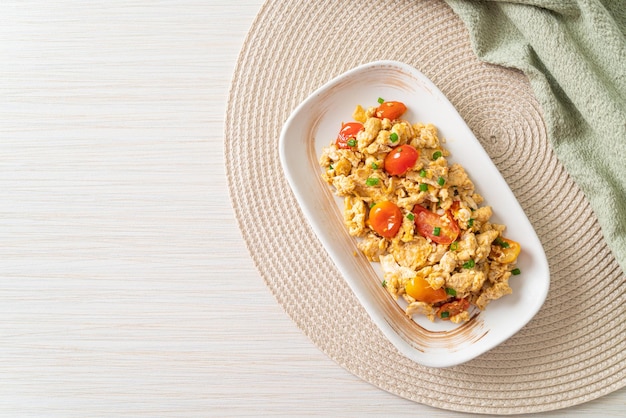 Tomates sautées à l'oeuf sur assiette