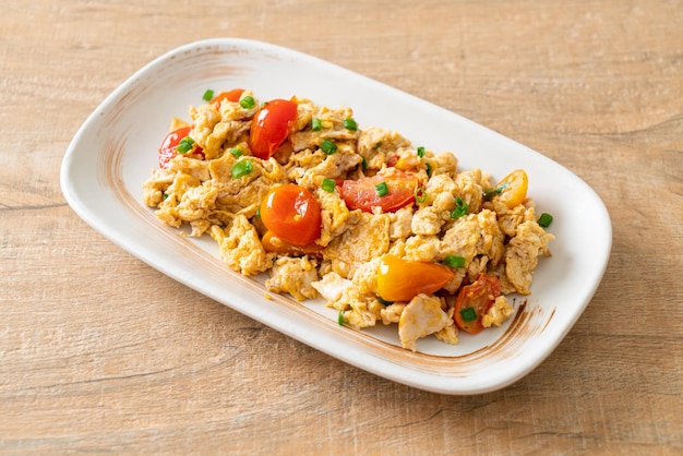 Tomates sautées à l'oeuf sur assiette