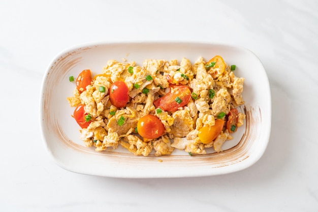 Tomates sautées à l'oeuf sur assiette