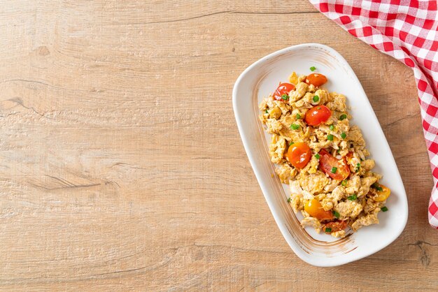 Tomates sautées à l'oeuf sur assiette