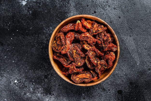 Tomates séchées au soleil dans un bol en bois