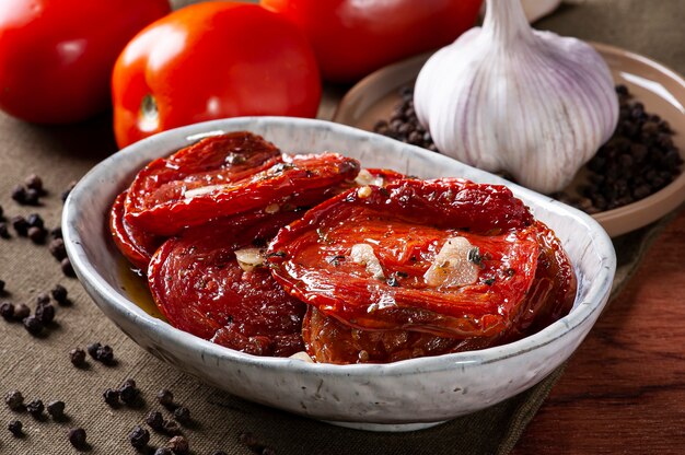 Tomates séchées au soleil dans un bol avec de l'huile d'olive