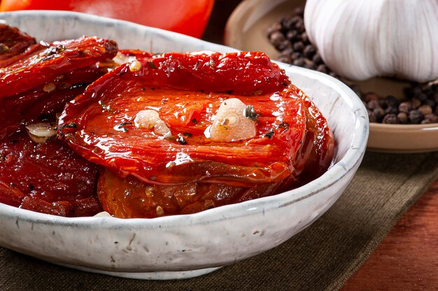 Tomates séchées au soleil dans un bol avec de l'huile d'olive