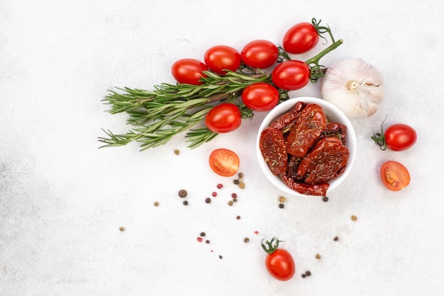 Tomates séchées au soleil avec herbes fraîches épices tomates et garlik Fond gris Vue de dessus