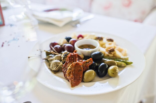 Tomates séchées au soleil et olives vertes et noires