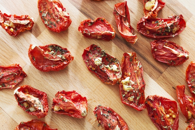 Photo tomates séchées au soleil en petits morceaux