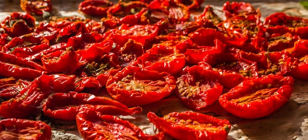 Tomates séchées au soleil préparées avec de l'huile d'olive et des herbes sur du papier parchemin Vue de dessus