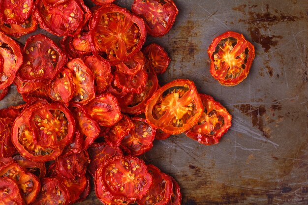 Photo tomates séchées au soleil sur une surface rustique