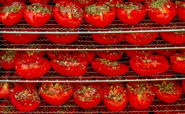 Les tomates sont empilées sur un rack dans une usine.