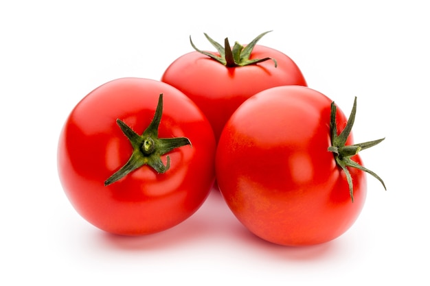 Tomates sur une surface blanche