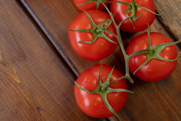 Tomates sur une table en bois marron