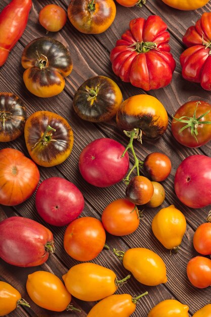 Tomates Sur Table En Bois. Tomates Fraîches Sur Table En Bois Se Bouchent.