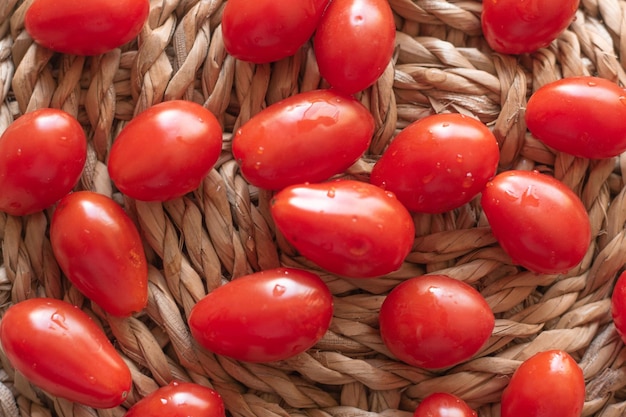 Tomates sur une table de paille