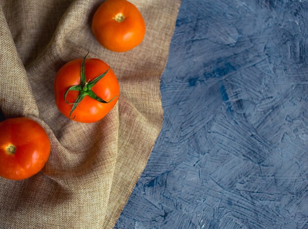 Tomates sur une table sombre