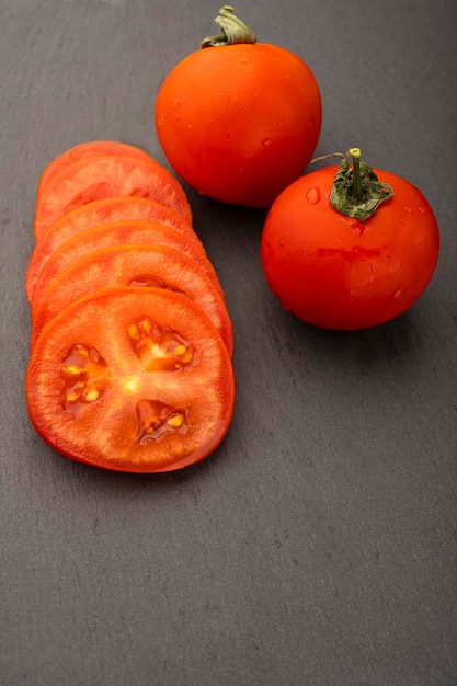 Tomates sur la table. Tranches de tomates finement hachées