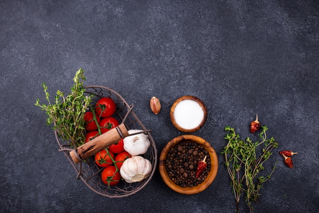 Tomates, thym, ail et épices