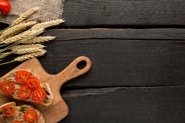 tomates toasts et du pain sur une planche