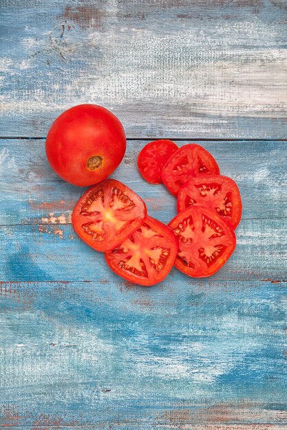 Photo des tomates tranchées sur la table.