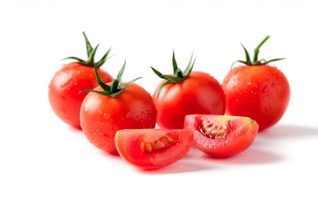 Tomates en tranches fraîches isolés sur blanc