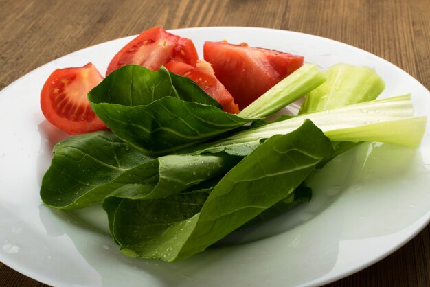 Tomates en tranches avec salade de bok choy