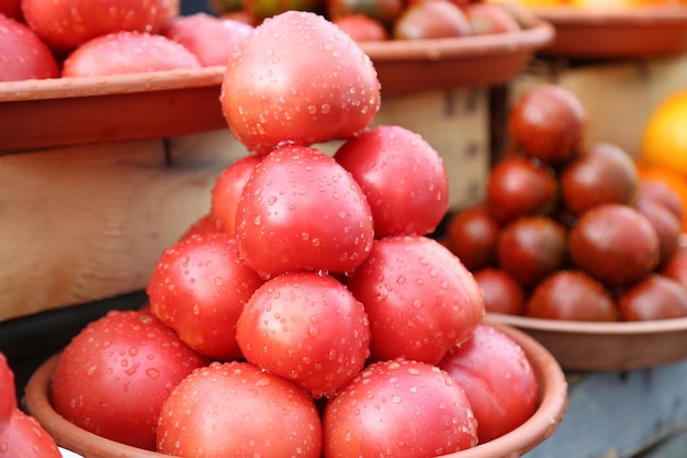 Tomates vendues sur le marché agricole local légumes écologiques produits juteux Achats de produits biologiques Épicerie saine Photo de haute qualité