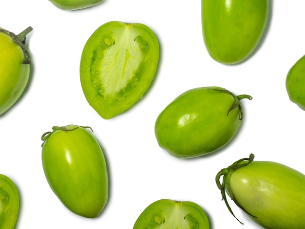 Tomates vertes sur fond blanc Le concept d'un légume immature Préparation du sel Produit de salage Nourriture saine Lieu pour écrire du texte Fruit immature cueilli d'un buisson