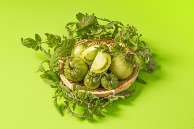 Tomates vertes fraîches sur un fond solide