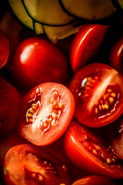 Tomates vertes sur une plante aux feuilles vertes