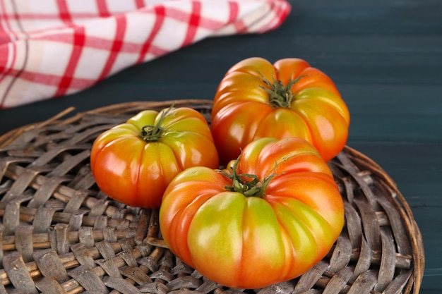 Tomates vertes sur table close up