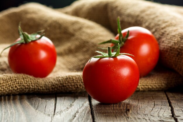 Tomates sur la vieille table en bois