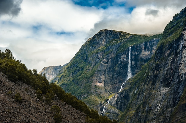 Tombe dans les montagnes de Norvège par temps de pluie.