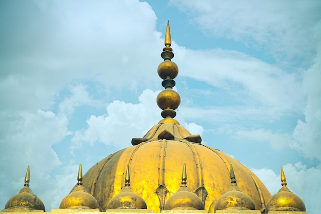 une tombe dorée d'une mosquée islamique