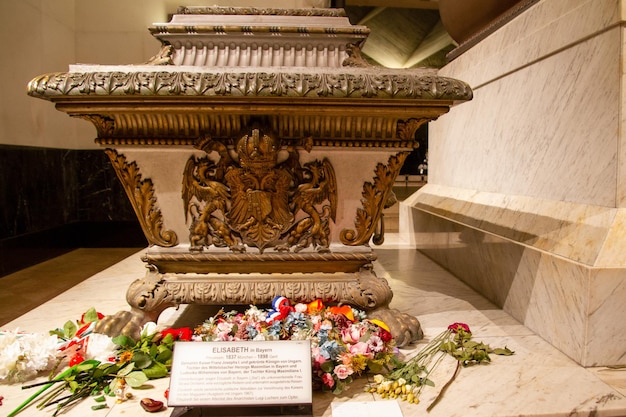 Photo la tombe de l'impératrice élisabeth sissi est située dans le kapuzinergruft de vienne, en autriche.