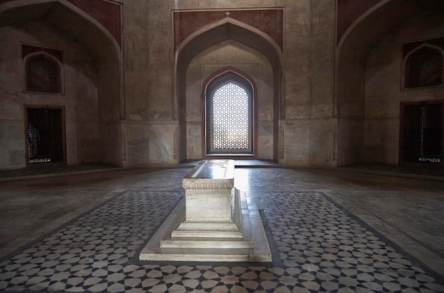 Le tombeau d'Humayun, construit par Hamida Banu Begum en 1565-72 A.D., est le premier exemple d'influence persane dans l'architecture indienne.