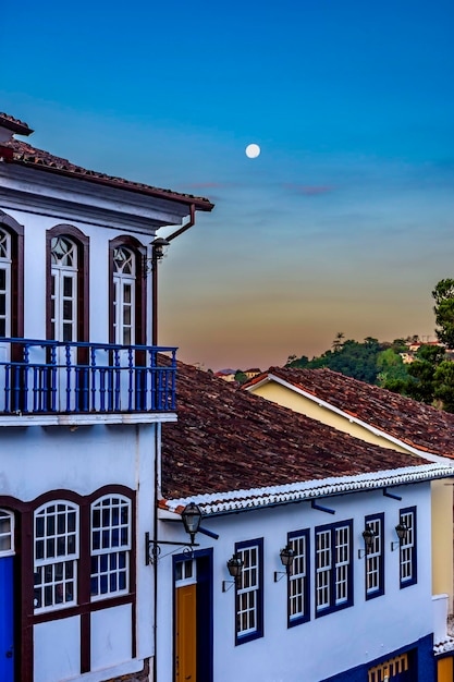 La tombée de la nuit dans la ville d'Ouro Preto dans le Minas Gerais avec la pleine lune dans le ciel