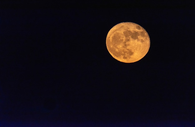 Tombée de la nuit avec une pleine lune