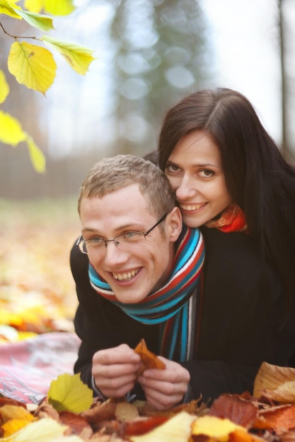 Tomber amoureux du parc, jeune homme et femme s'embrassant