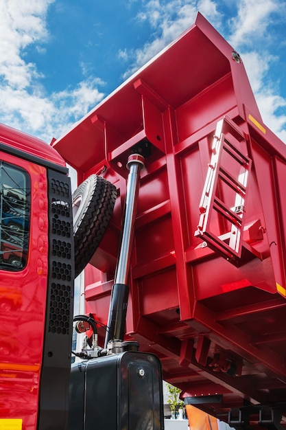 Tombereau rouge à caisse surélevée