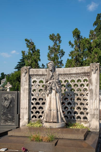 Les tombes sur le cimetière monumental de Milan Italie