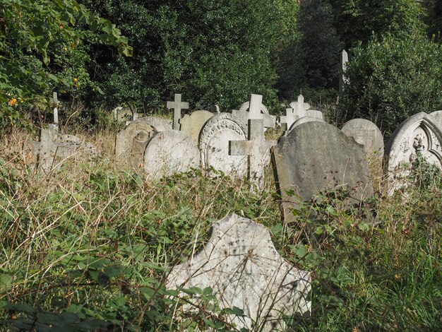 Photo tombes et croix au cimetière gothique