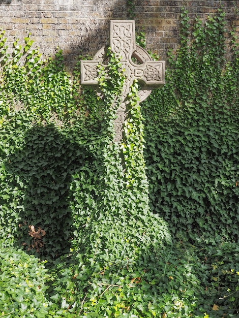 Tombes et croix au cimetière gothique