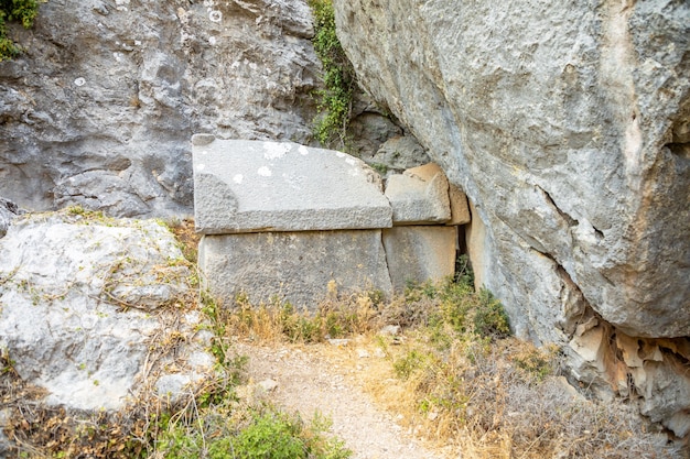 Photo tombes grecques détruites et sépultures antiques dans la ville antique de termessos près d'antalya en turquie